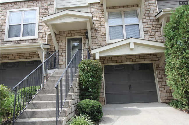 Primary Photo - Spacious townhome, garage, 2 bed, 2 bath, ...