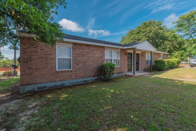 Building Photo - $950 - Updated 2 Bed/1 Bath Duplex With Stainless Steel Appliances!