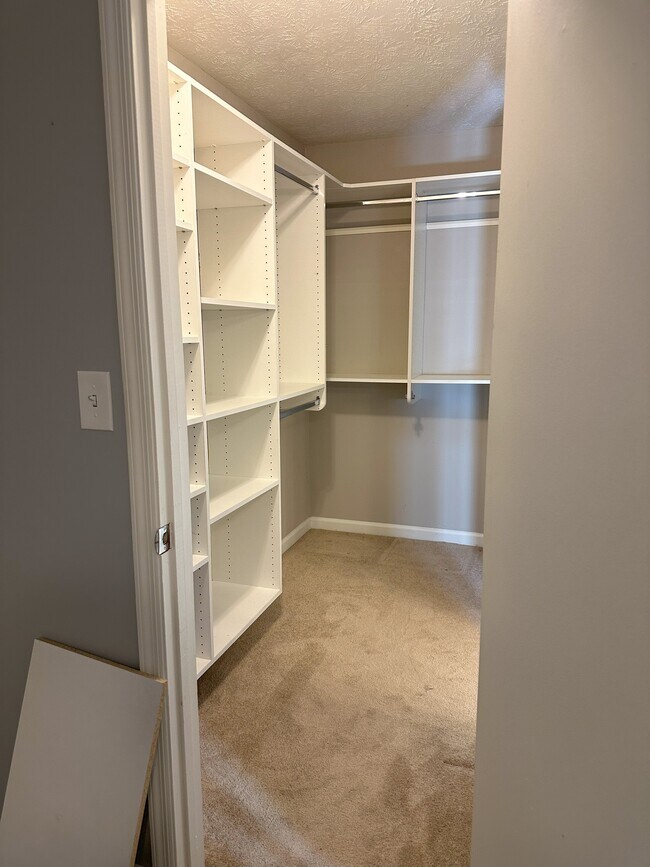 Building Photo - 3200 Seven Pines Ct