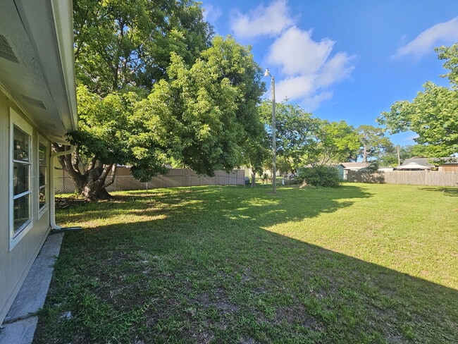 Building Photo - 907 Hamilton St