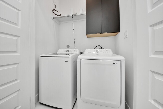 Building Photo - 5402 Margarita St