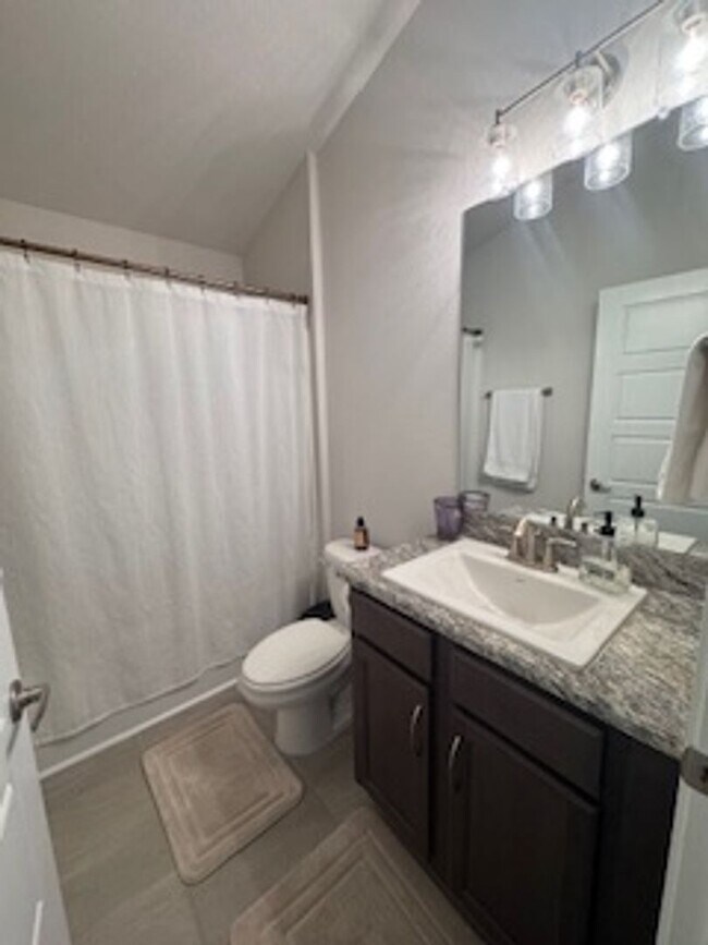 Building Photo - Beautiful 3/2/2 in Sawmill creek community! Lawn care included, water view, community pool...