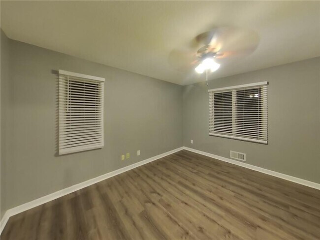 Building Photo - 820 Shenandoah Ln N