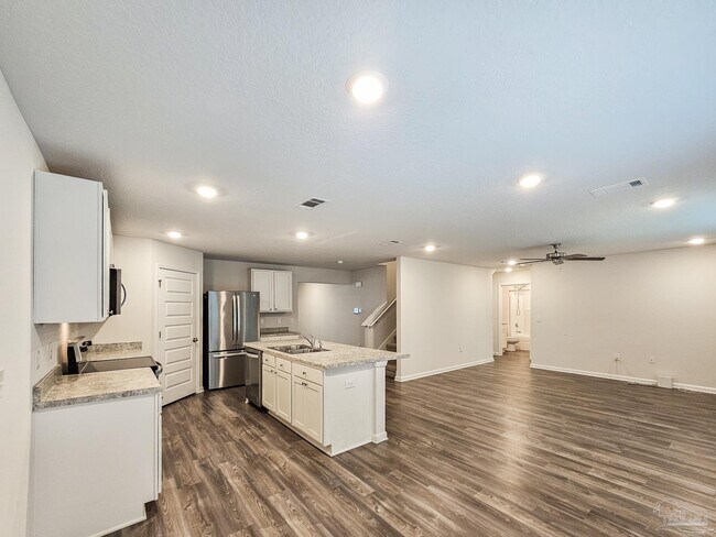Building Photo - 5249 Peach Dr