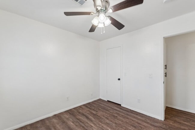 Building Photo - 3 bedroom 2.5 bath - NW Highway and Rockwell