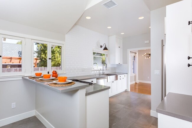 Building Photo - Modern Kensington Cottage