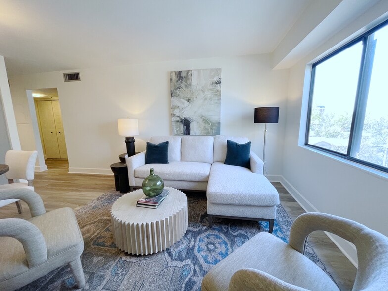 Living Room - 2625 Highland Ave S