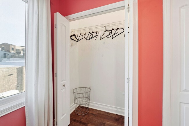 Building Photo - 657 N Carpenter St