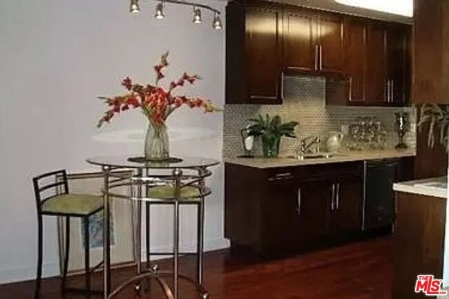 Building Photo - 811 S Bedford St