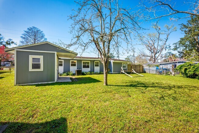 Building Photo - 909 Westgate Dr