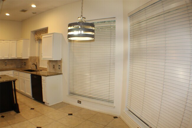 Building Photo - 642 Avery Dr