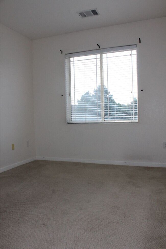 Building Photo - Deer Creek - 2nd Floor 2 bedroom/2 Bath Co...