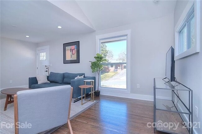 Building Photo - Remodeled 3 bed, 2 bath home in Plaza-Shamrock!