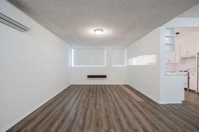Building Photo - Spacious 1 bed 1 bath apartment in Santa Monica! ** 1 GARAGE PARKING SPACE INCLUDED!**