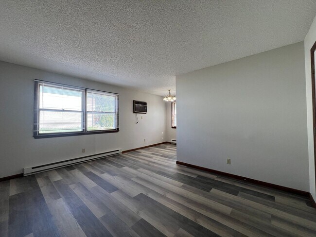 Building Photo - 1 bed 1 bath apartment with LVP flooring
