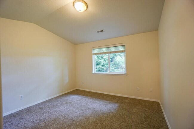 Building Photo - THREE BEDROOM TOWNHOME WITH GARAGE ACROSS FROM SHOPPING AND DINING