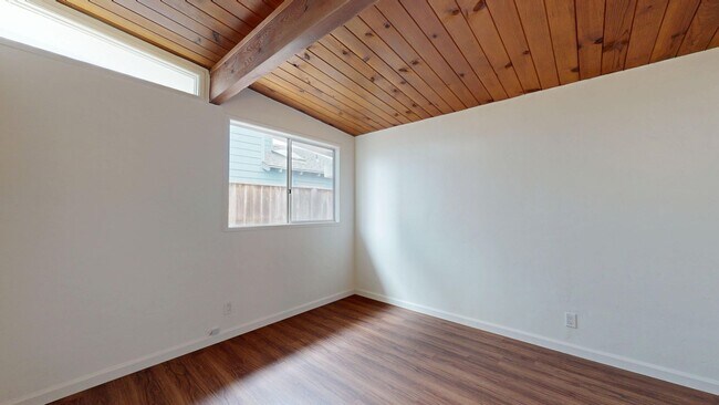 Building Photo - Spacious 3 Bedroom Home Available for Long...