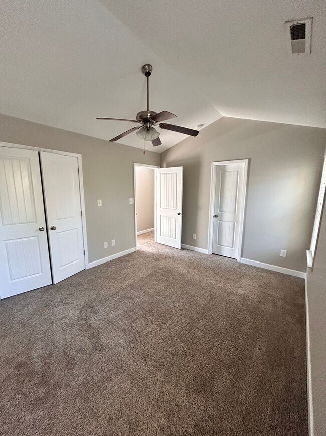 Building Photo - Large family rental available in Maple Hill