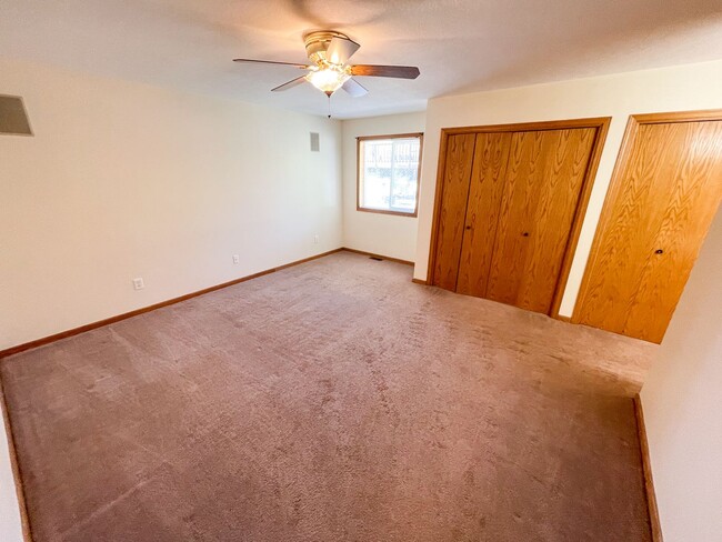 Building Photo - 3 bedroom, 2 bath - HOME IN NORTH HILLS WI...