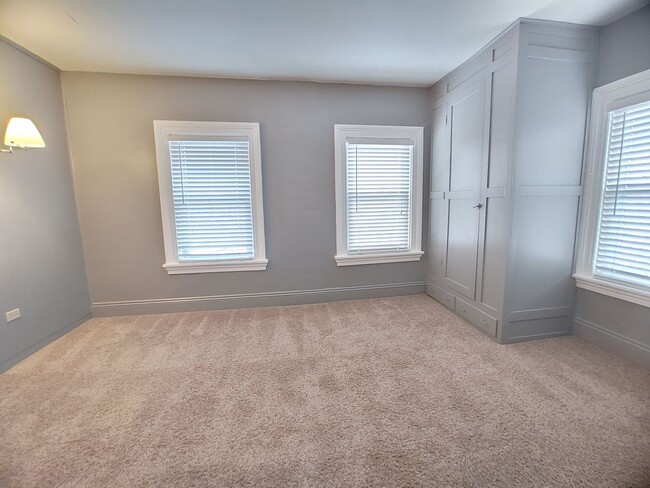 Building Photo - 2 Bedroom House with Fenced in Yard!