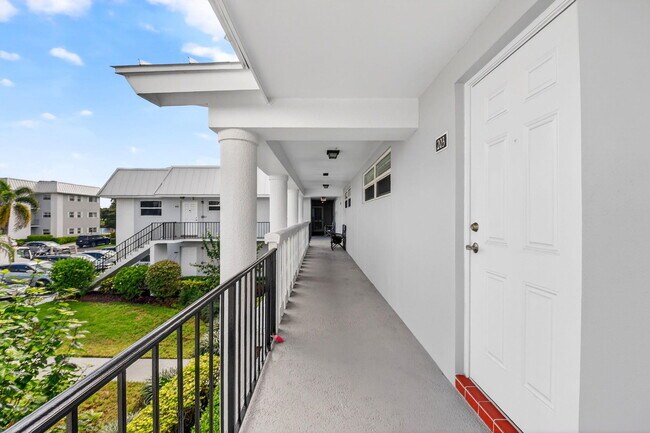 Building Photo - 18 Colonial Club Dr