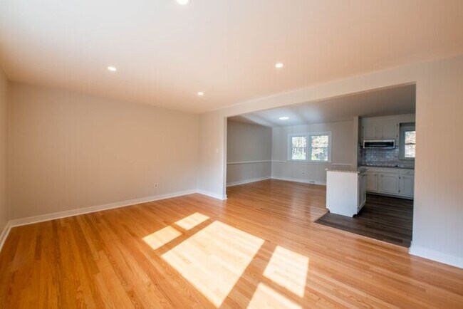 Building Photo - Newly remodeled 3/2.5