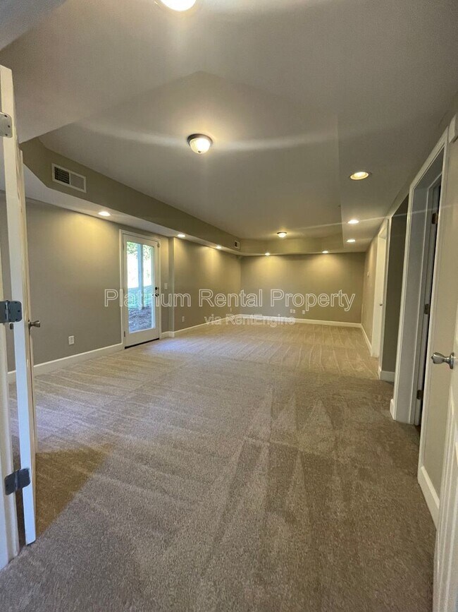 Building Photo - 1305 Smithdale Heights Dr