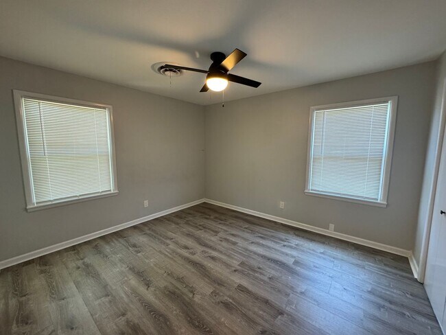 Building Photo - Beautifully Renovated 3 Bedrom