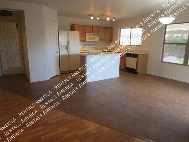 Building Photo - 752 E Rose Marie Ln