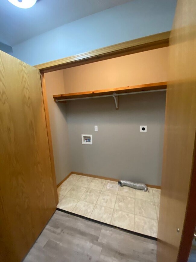 Building Photo - Clifton Duplex
