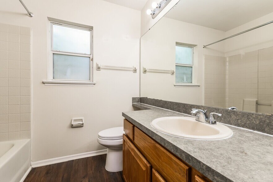 Building Photo - 1231 Heather Lake Dr