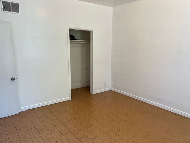 Building Photo - Good size private guy room in avenues !