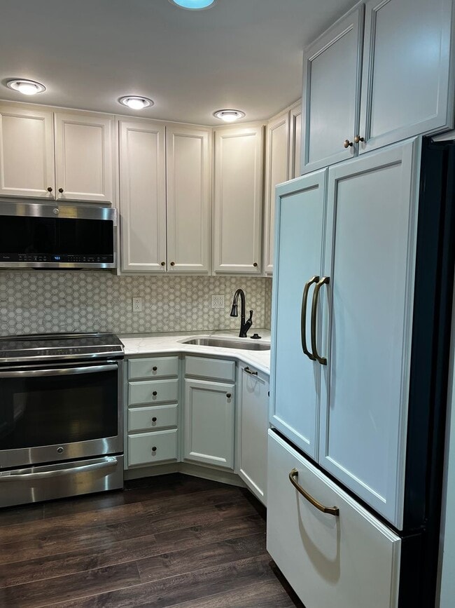 Building Photo - Beautiful Fifteenth floor Furnished one Bedroom with Views