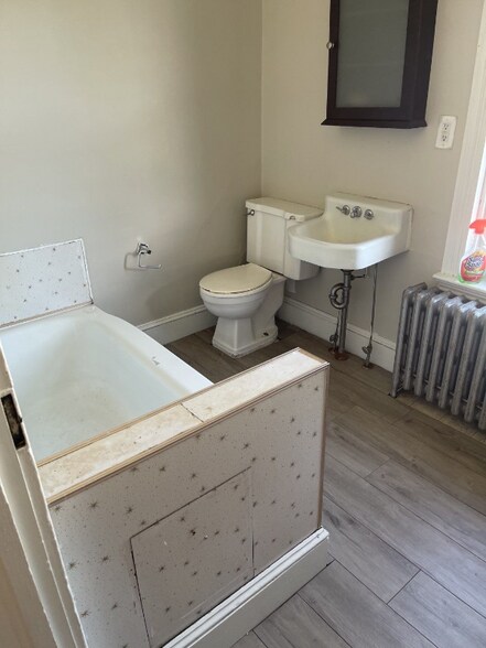 Building Photo - 582 Sunbury St