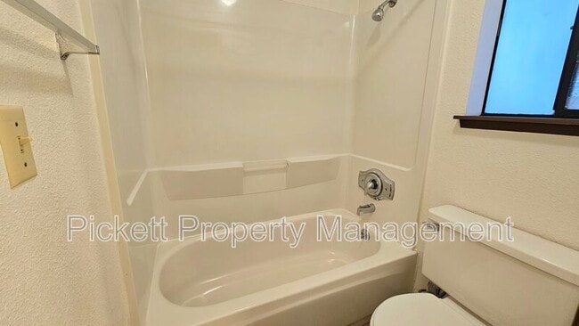 Building Photo - 5401 Pineridge Dr NE