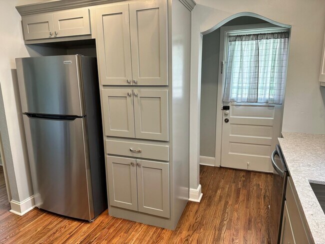 Building Photo - 3134 E 17th St