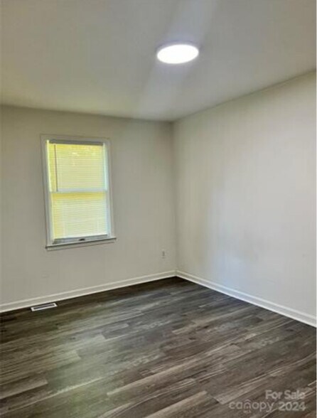 Building Photo - 502 4th St Pl SW