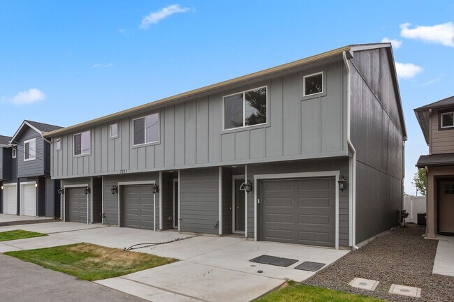 Building Photo - 3 bedroom 2.5 bathroom End Unit Modern Tow...