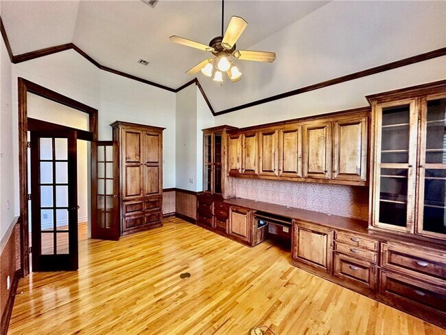 Building Photo - Prime Location 4 Bedroom 3 1/2 bath 2 garages!