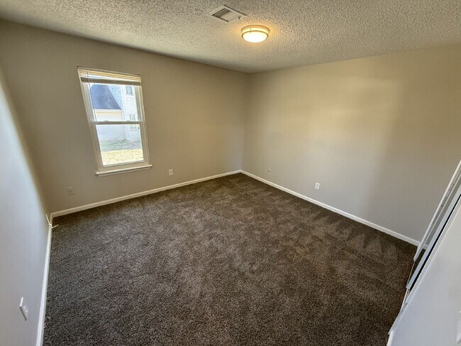 Building Photo - Updated 2 Bedroom/1 Bath Apartment in Parkville *READY NOW*
