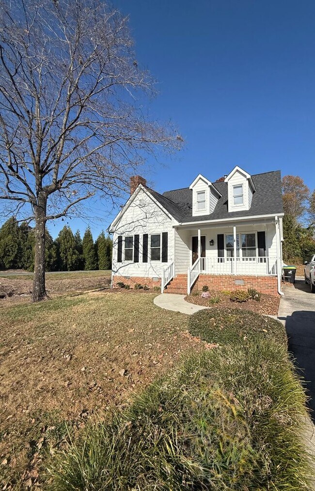 Building Photo - Three bedroom, 2 bath house in Elon
