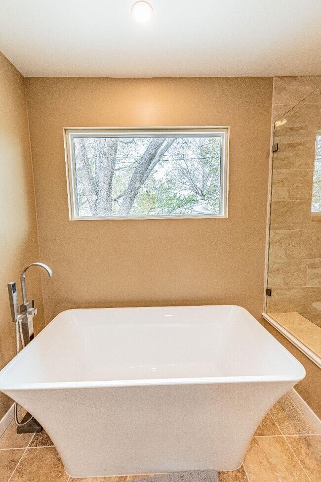 Building Photo - 444 Sierra Dr SE