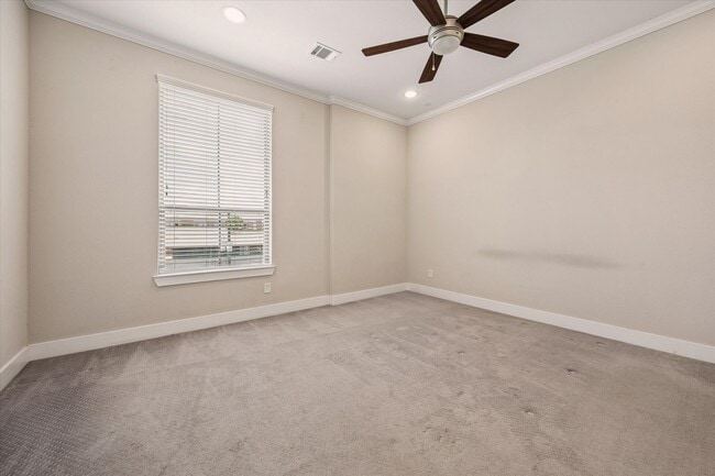 Building Photo - 5912 E Post Oak Ln