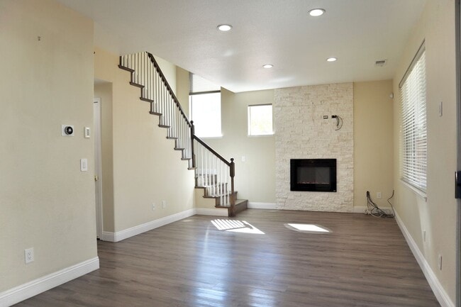 Building Photo - Luxurious 3-bedroom home - beautiful, must...