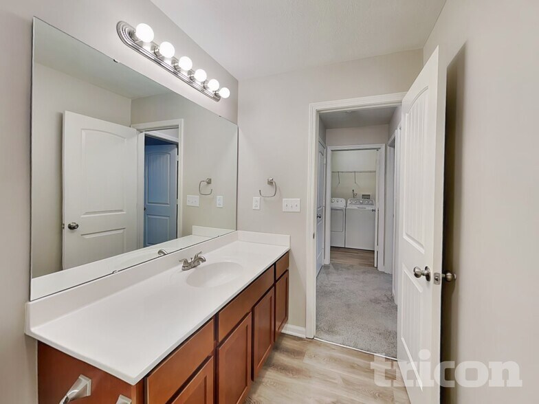 Building Photo - 906 W Clinton St