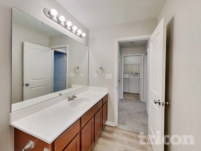 Building Photo - 906 W Clinton St