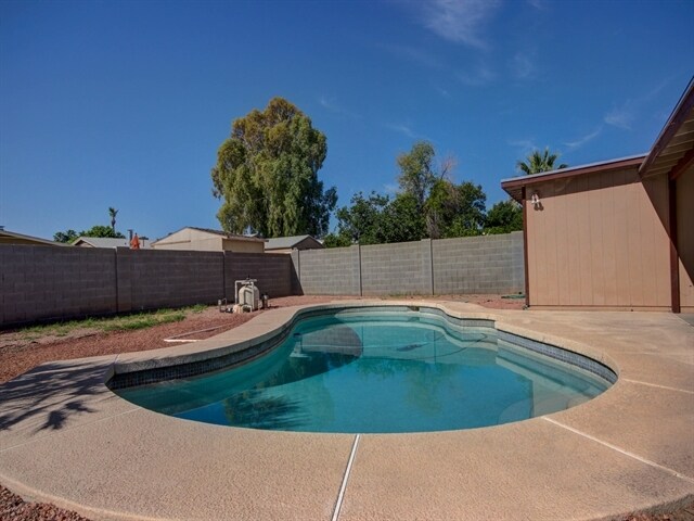 Building Photo - 651 E Glade Ave