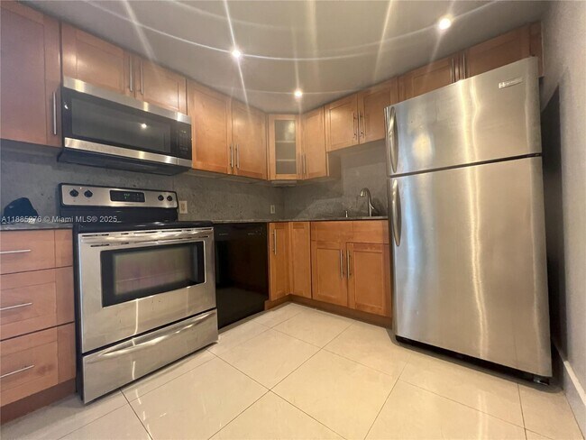 Building Photo - 100 Bayview Dr