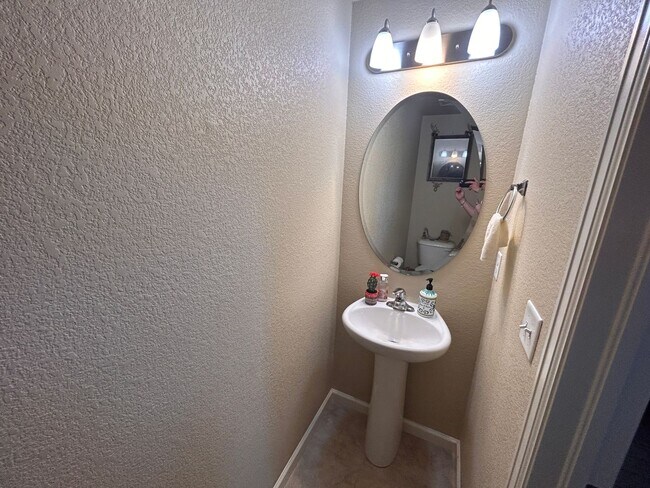 Building Photo - Quiet 2 bed 3 bath home in the 80923 area!!