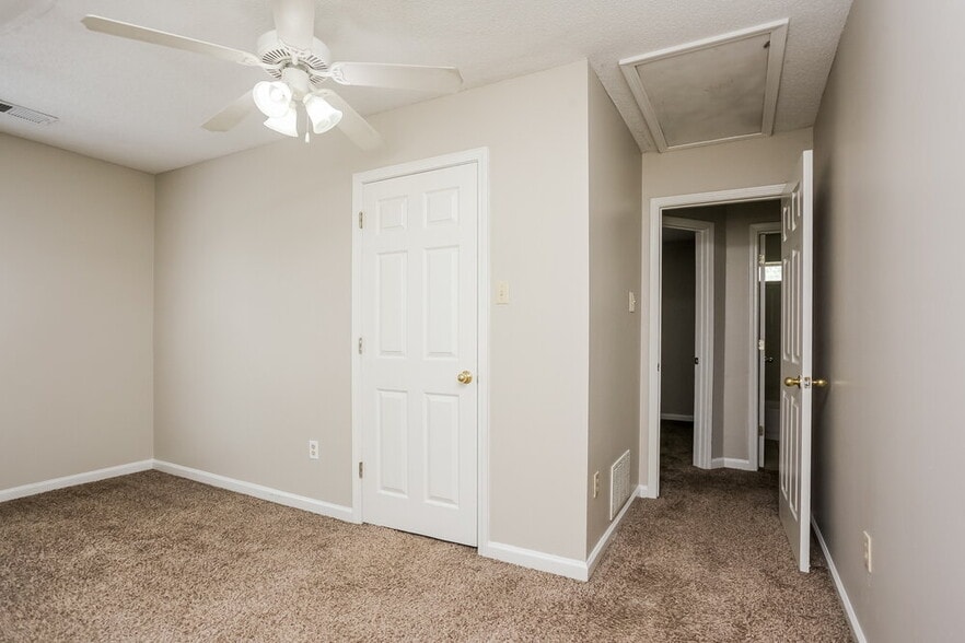 Building Photo - 6841 Charlotte Dr